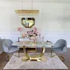Nowoczesny stół art déco w otoczeniu eleganckich welurowych krzeseł