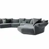 Widok z boku na designerską sofę Lilia w nowoczesnym salonie. Meble od Primavera Home.