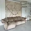 Widok frontalny na designerską sofę Lilia w salonie. Produkty Primavera Home w Warszawie.