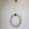 Detal wykończenia lampy wiszącej złotej ICE XS w nowoczesnym wnętrzu od Primavera Home.