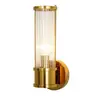 Detal wykończenia kinkietu kryształowego ROLAND. Lampa od Primavera Home w eleganckim wnętrzu.