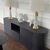 Widok boczny na komodę AMARA w aranżacji salonu od Primavera Home.