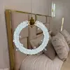 Lampa wisząca kryształowa złota ICE XS emitująca światło w salonie, projekt od Primavera Home.