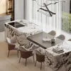 Detale czarnych nóg ekskluzywnego krzesła Linea w salonie. Projekt od Primavera Home.