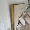 Beżowe łóżko zaprezentowane w galerii mebli Primavera Home.