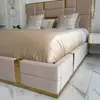 Detal znaku jakości mebli glamour od Primavera Home w beżowej tkaninie.
