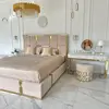 Widok wezgłowia 150 cm łóżka glamour w aranżacji od Primavera Home.