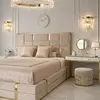 Przód beżowego łóżka Emporio w eleganckim wnętrzu od Primavera Home.