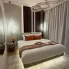 Elegancka aranżacja łóżka tapicerowanego SONIC w stylu glam. Projekt od Primavera Home.