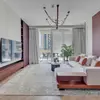 Wnętrze w stylu urban z narożnikiem Napoleone, projekt od Primavera Home.