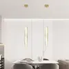 Modernistyczna aranżacja żyrandola kryształowego złotego Crystal XS od Primavera Home.