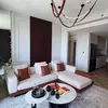 Żyrandol Cosmopolitan S-M w aranżacji wnętrza szkolnego, dodający stylu przestrzeni. Meble od Primavera Home.
