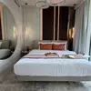 Ekspozycja żyrandola złotego Crystal XS w showroomie w Warszawie. Designerski akcent od Primavera Home.
