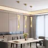 Złoty żyrandol kryształowy Crystal XS w glamour aranżacji od Primavera Home.