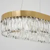 Aranżacja owalnego żyrandola Diamond w nowoczesnej kuchni. Projekt Primavera Home.