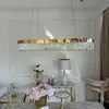 Efektowne ozdoby złotego żyrandola Diamond w aranżacji od Primavera Home.