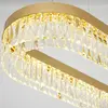 Ekspozycja złotego żyrandola Diamond w stylowym salonie od Primavera Home.