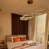 Aranżacja żyrandola kryształowego Crystal XXL Złoty w nowoczesnym salonie, eleganckie dopełnienie wnętrza od Primavera Home.