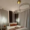 Widok boczny żyrandola kryształowego Crystal XXL Złoty, ukazujący jego złote wykończenie od Primavera Home.