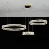 Stylowy dodatek w postaci żyrandola kryształowego Crystal XXL Złoty, idealnego do eleganckiej przestrzeni, od Primavera Home.
