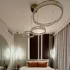 Ekspozycja żyrandola kryształowego Crystal XXL Złoty w showroomie w Warszawie, podkreślająca styl glamour.