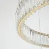 Ciepłe światło żyrandola kryształowego Crystal XXL Złoty, stwórz przytulną atmosferę w domu, od Primavera Home.