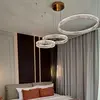 Zbliżenie na kryształowe ringi żyrandola Crystal XXL Złoty, design od Primavera Home.