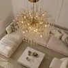 Ekspozycja złotego żyrandola kryształowego QUEEN w eleganckim wnętrzu od Primavera Home.