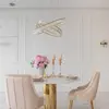Złota dekoracja wnętrza z żyrandolem Kryształowym CRYSTAL L od Primavera Home.