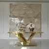 Zbliżenie detalu blatu stołu z konglomeratem w salonie Primavera Home.