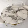 Detal blatu okrągłego stołu Antonio 130 cm z konglomeratu w aranżacji nowoczesnego wnętrza od Primavera Home.