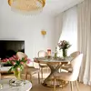 Stylowe dodatki przy okrągłym stole Antonio 130 cm, idealne do eleganckiego wnętrza od Primavera Home.