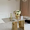 Bok stołu glamour ROKSI ukazujący złote nogi. Prezentacja mebli od Primavera Home.