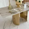 Widok frontalny stołu glamour ROKSI, idealny do jadalni. Stylizacja od Primavera Home.