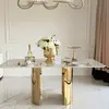 Detal stołu ROKSI, ukazujący marmurowy blat i eleganckie nogi. Meble od Primavera Home.