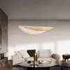 Elegancki detal żyrandola CLOUD w nowoczesnej jadalni. Meble od Primavera Home.