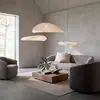 Podświetlenie żyrandola CLOUD w nowoczesnej jadalni. Projekt od Primavera Home.