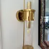 Ekspozycja kinkietu ROLAND w złotym kolorze w eleganckim wnętrzu od Primavera Home.