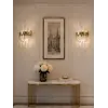 Kinkiet kryształowy, złoty, glamour, designerska lampa ścienna BULGARI w nowoczesnym mieszkaniu. Meble na zamówienie od Primavera Home.