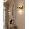 Kinkiet kryształowy, złoty, glamour, designerska lampa ścienna BULGARI w nocnej aranżacji oświetlenia. Meble na zamówienie od Primavera Home.
