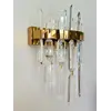 Kinkiet kryształowy, złoty, glamour, designerska lampa ścienna BULGARI w ekspozycji w salonie. Meble na zamówienie od Primavera Home.
