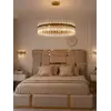 Kinkiet kryształowy, złoty, glamour, designerska lampa ścienna BULGARI w stylu glamour w nowoczesnym wnętrzu. Meble na zamówienie od Primavera Home.