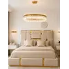 Zbliżenie na kinkiet kryształowy, złoty, glamour, designerska lampa ścienna BULGARI, ukazujące jego elegancki design. Meble na zamówienie od Primavera Home.