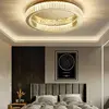 Złoty plafon kryształowy Eclipse w eleganckiej sypialni. Projekt od Primavera Home w Warszawie.