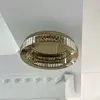Aranżacja złotego plafonu kryształowego Eclipse w nowoczesnym salonie. Mebel od Primavera Home.