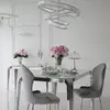 Designerski stół glamour ze szklanym blatem w komplecie z eleganckimi krzesłami, tworzącymi spójną aranżację. Meble na zamówienie od Primavera Home.