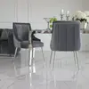 Designerski stół glamour ze szklanym blatem w jasnym wnętrzu, dodający lekkości i elegancji. Meble na zamówienie od Primavera Home.
