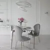 Widok z boku designerskiego stołu glamour ze szklanym blatem, idealnego do przestronnych wnętrz. Meble na zamówienie od Primavera Home.