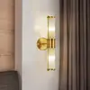 Stylowa lampa ścienna ROLAND w aranżacji nowoczesnego wnętrza. Projekt od Primavera Home.