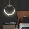 Zwis MOON Srebrny w ekspozycji showroomu, idealny do nowoczesnych aranżacji. Meble na zamówienie od Primavera Home.